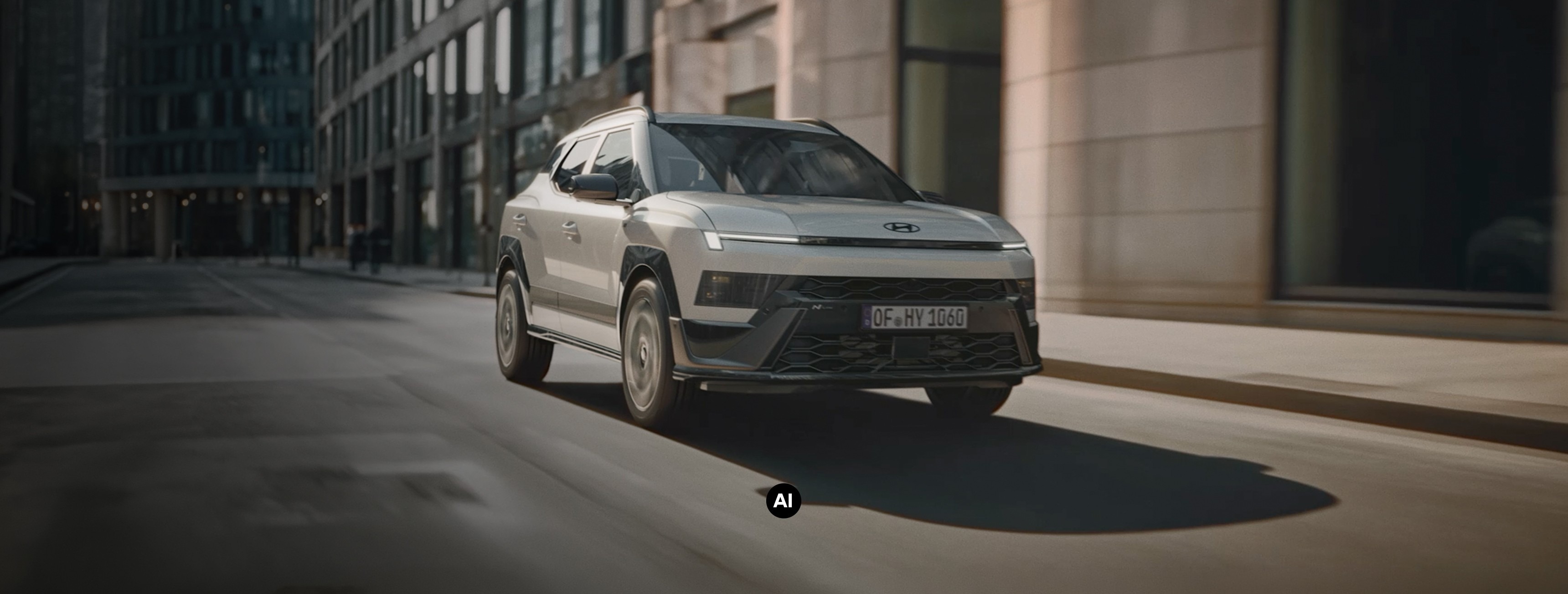 Hyundai BAYON N Line jedoucí městskou ulicí.