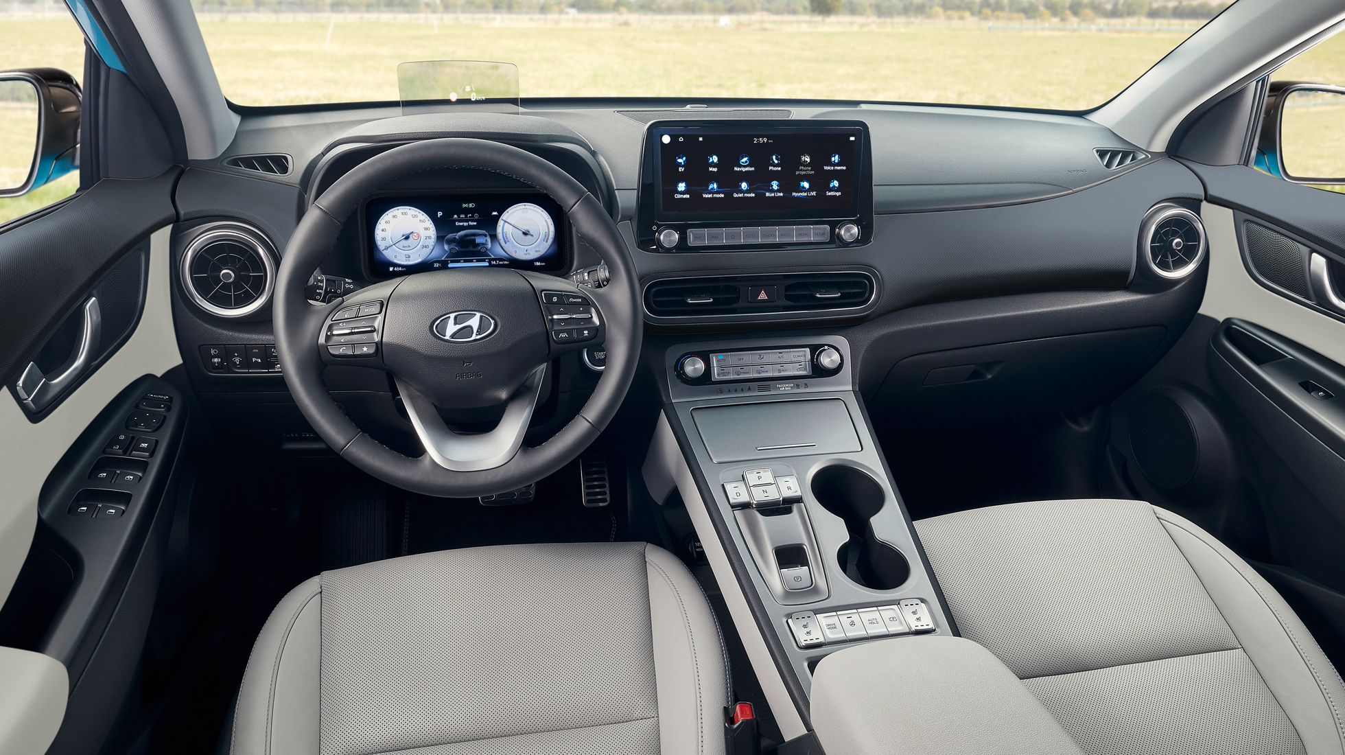 Interiér nového SUV Hyundai KONA Electric s tlačítky elektronického voliče převodovky.