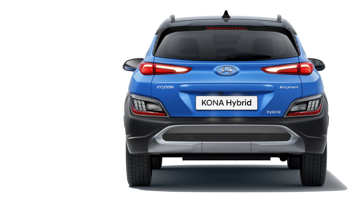 Pohled zezadu na nové kompaktní SUV Hyundai KONA Hybrid v modrém odstínu Surfy Blue.